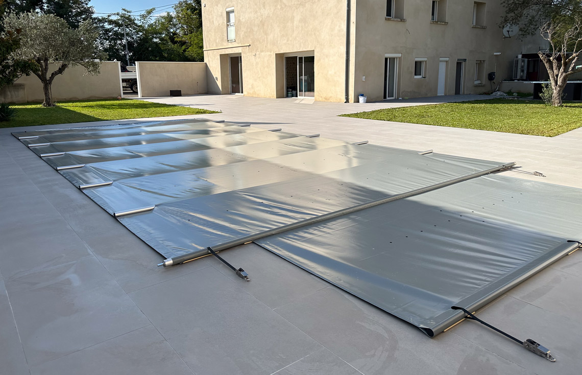 Coloris gris clair sobre et élégant pour bâche piscine Notos